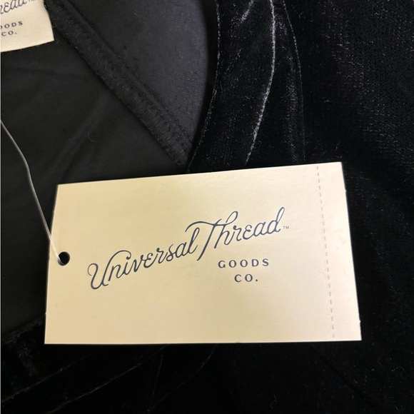 Elegant Black Velvet Top - Picture 4 of 6